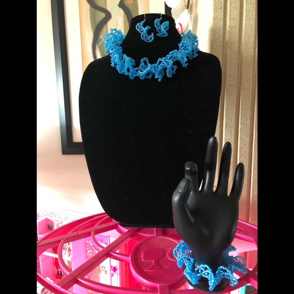 RUFFLE BEADED NECKLACE.